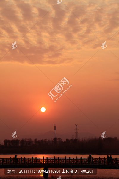 河邊夕陽下的風(fēng)景