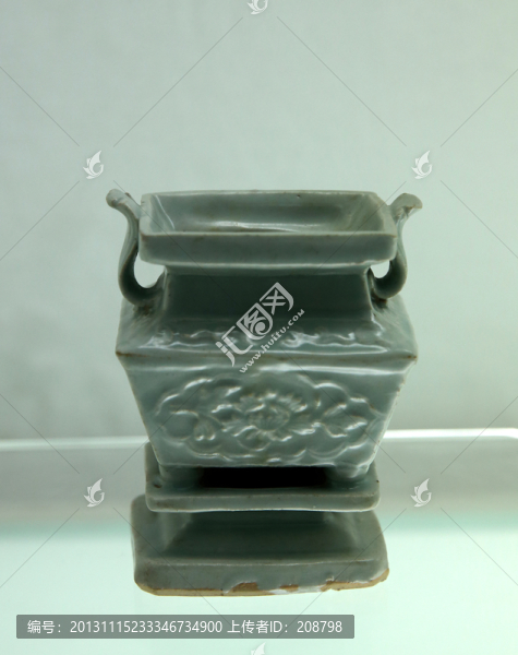 青白瓷暗花雙耳帶座香爐,明