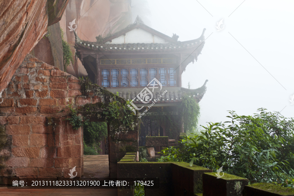 蜀南竹海仙寓洞懸崖邊仿古建筑
