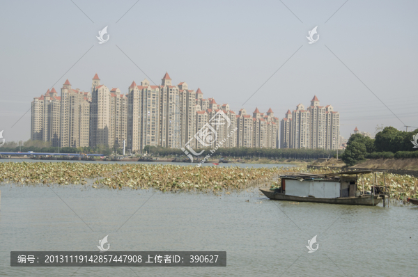 湖邊的樓群