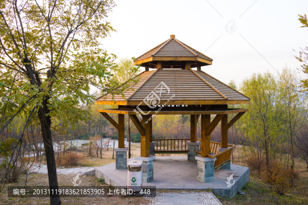 公園六角涼亭