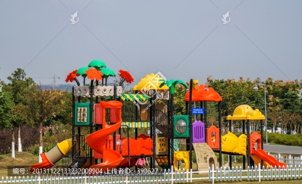 公園里的游樂(lè)場(chǎng)