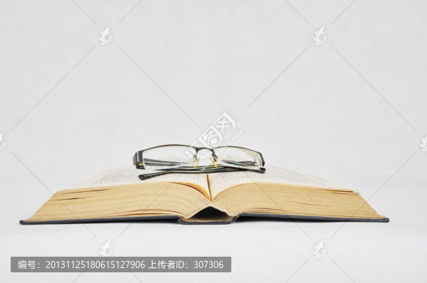 書本和眼鏡