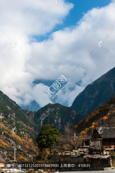 藍(lán)天,山谷