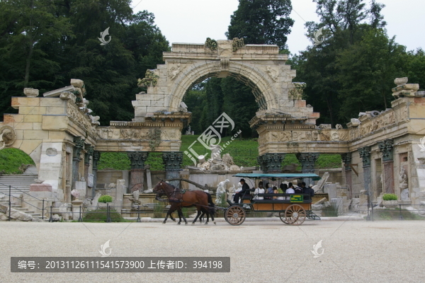 一架馬車經(jīng)過維美泉宮的一座廢墟