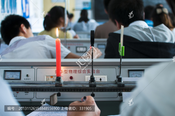中學(xué)生理化實驗課
