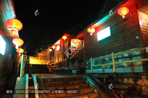 木制別墅酒店夜景燈光