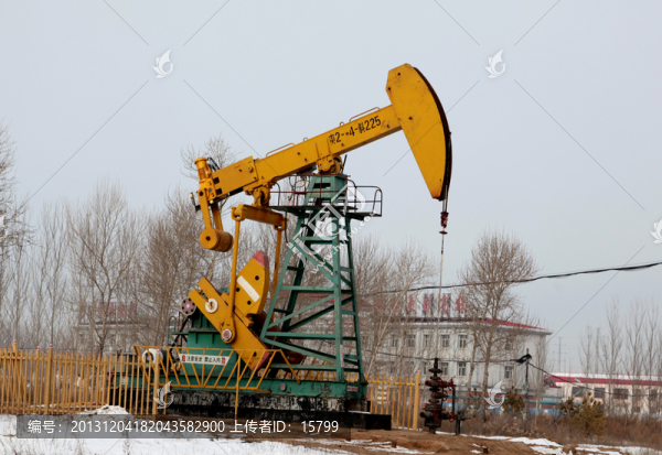 下偏杠鈴式游梁抽油機(jī)