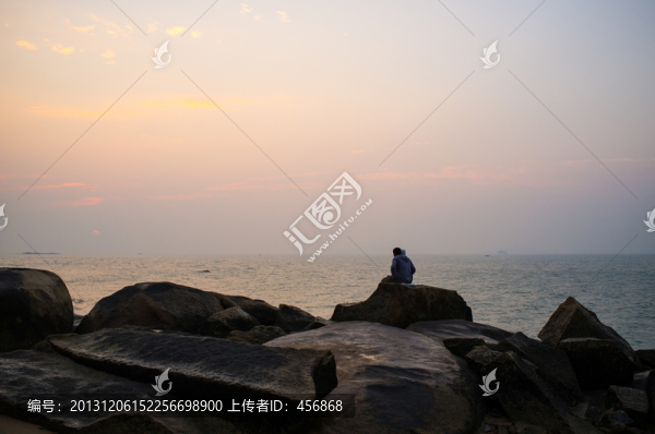 礁石看日出