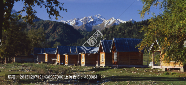 庫(kù)爾德寧,天山牧場(chǎng),木頭房子