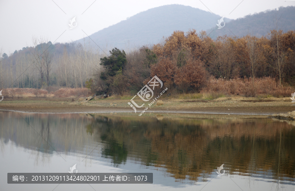 遠(yuǎn)山靜湖秋