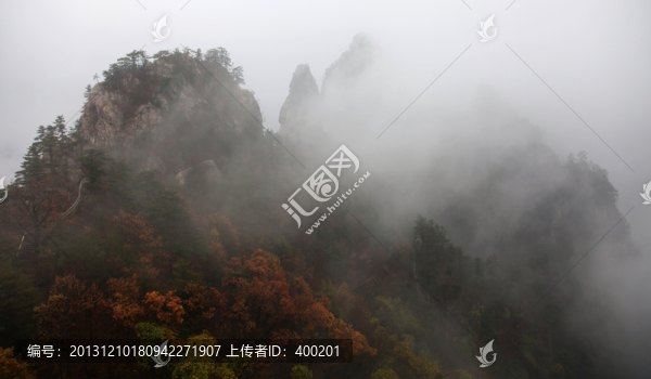 云遮霧罩的山嶺