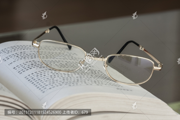看書(shū),學(xué)習(xí)