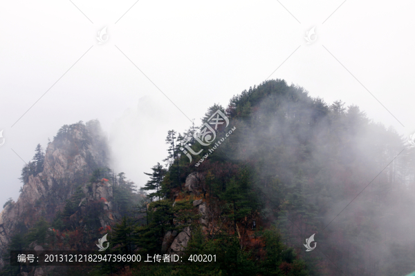 云飄霧繞的山峰秋景