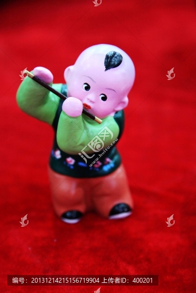 泥塑彩繪吹笛子的娃娃