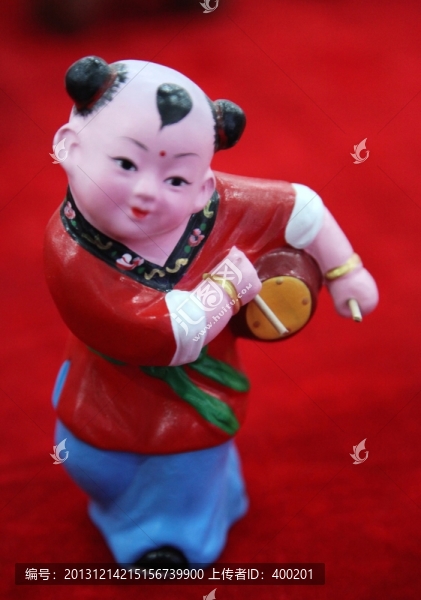 泥塑彩繪打腰鼓的娃娃