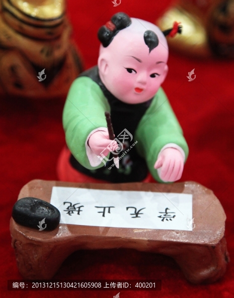 泥塑彩繪寫毛筆字的娃娃