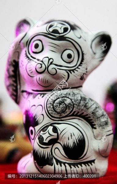黑白線條繪泥塑展品生肖猴