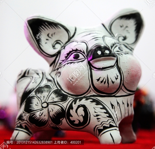 泥塑展品黑白線條繪生肖豬
