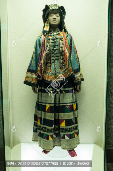 彝族繡花女服
