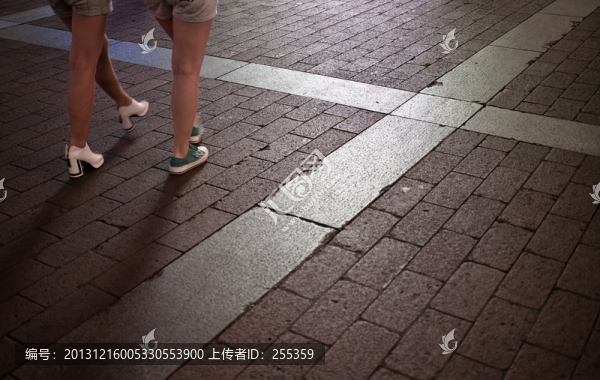 兩個女人行走