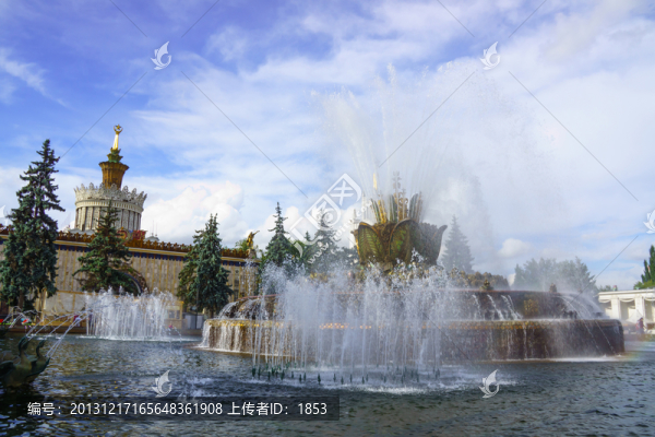 藍天下的外國噴泉建筑