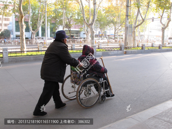 推著輪椅上的老伴