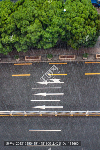 雨中的道路