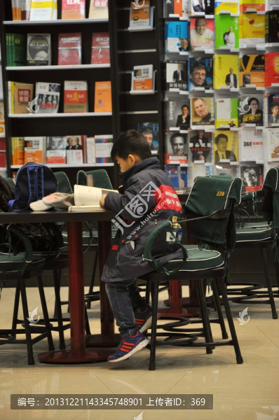 書店看書的兒童