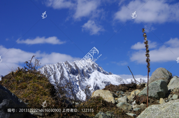 藍(lán)天白云下的雪峰