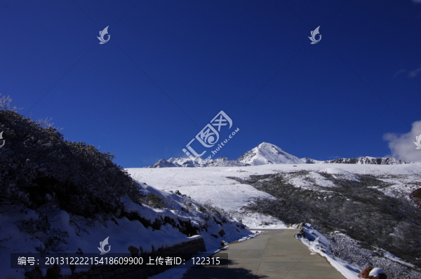雪山上的公路