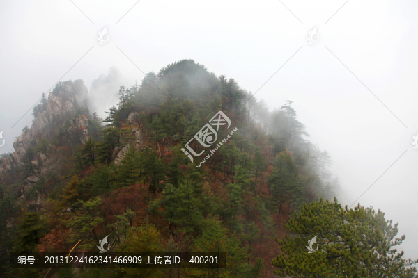 流云飛渡的峰巒