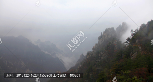 輕云曼霧的山峰