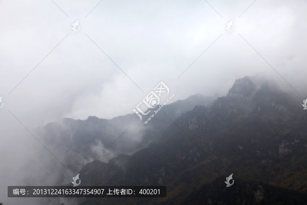 云遮霧罩的大山