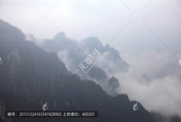 風(fēng)起云涌的山巒