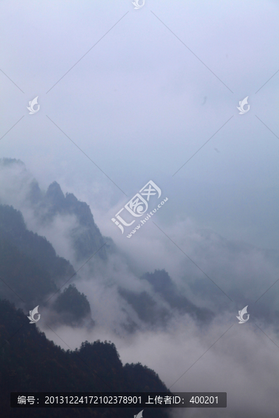 群山中的云霧