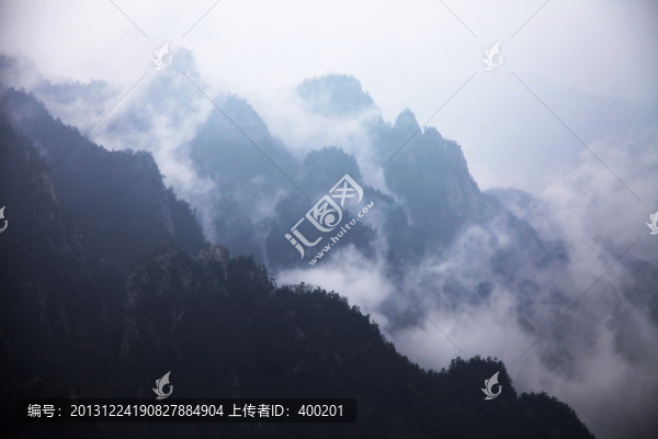 云霧繚繞的伏牛山