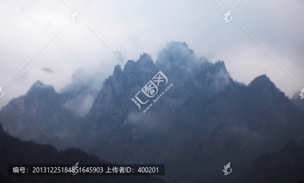 云遮霧罩的山峰