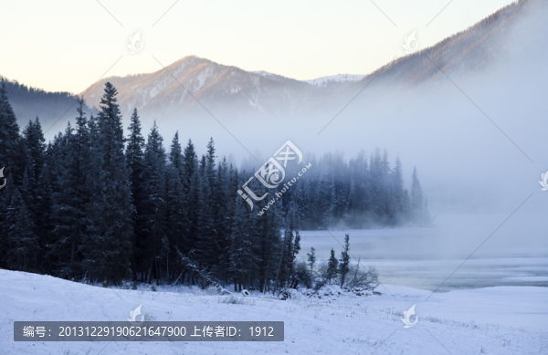 小河晨霧