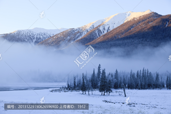 雪山晨霧