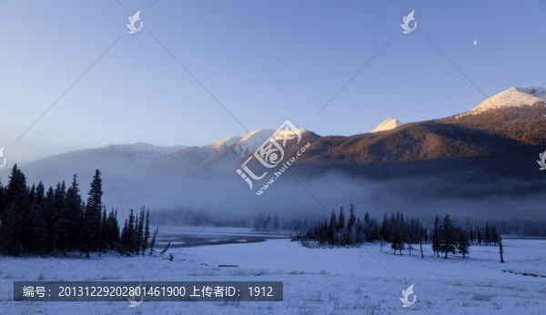 雪山晨霧