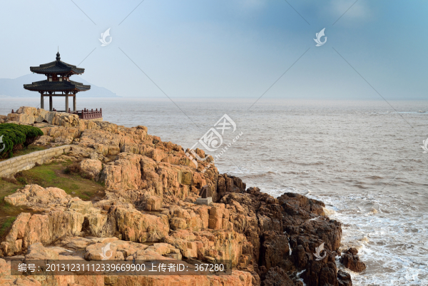海邊巖石及涼亭