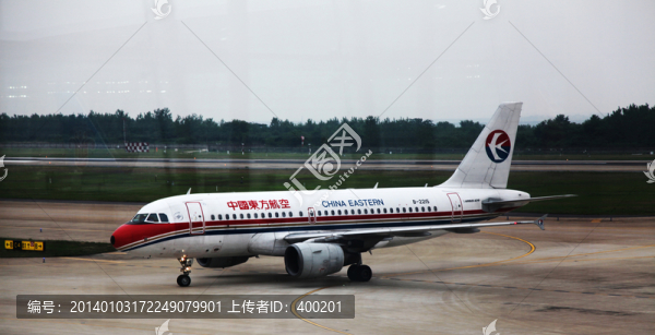 飛機場停機坪上滑行的民航客機
