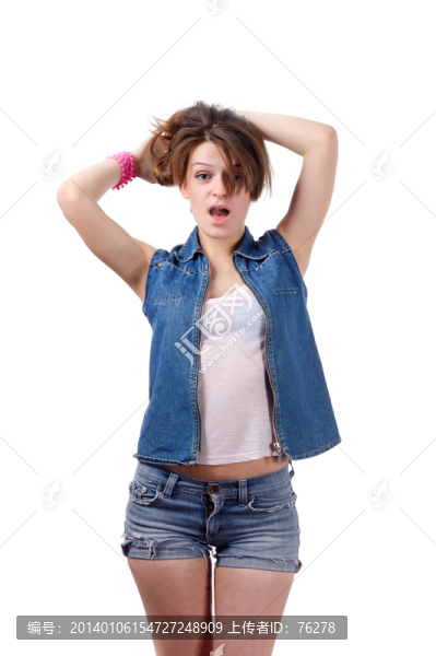 穿牛仔衣服的女孩
