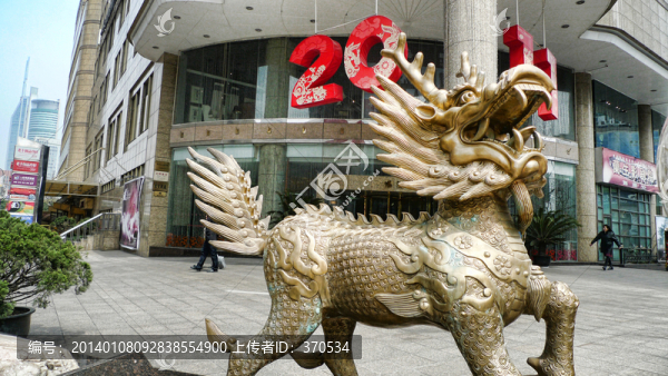 上?；春Ｂ?麒麟雕塑,商業(yè)街