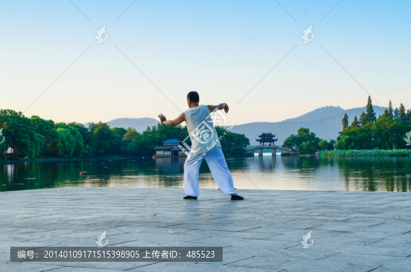 西湖老人晨練圖片