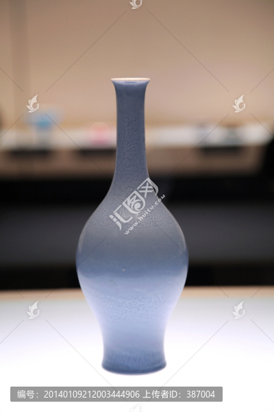 天藍(lán)釉刻菊花紋長勁瓶