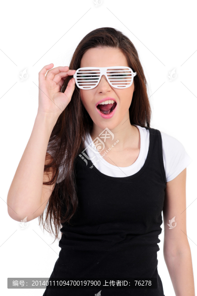 戴著眼鏡框有著豐富表情的女孩