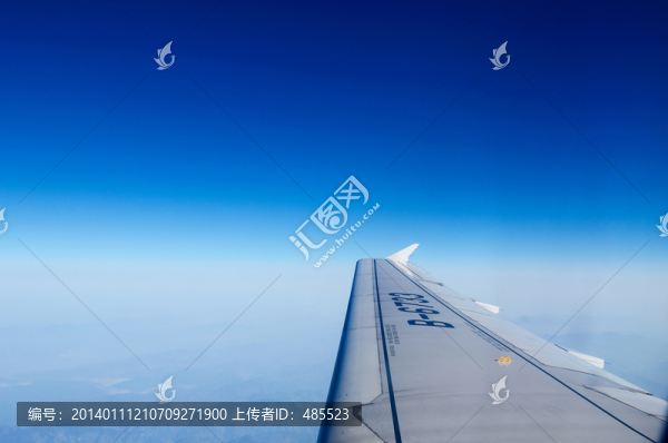 飛機(jī)藍(lán)天白云素材