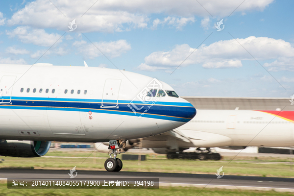 機(jī)場(chǎng)跑道上的飛機(jī)